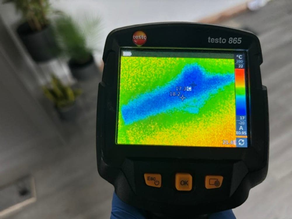 Thermal imaging camera reading a temperature difference on site